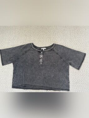 Cropped Short-Sleeve Henley Top in Charcoal from Buckle size Small
